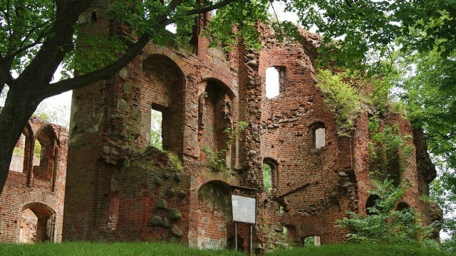 Ruiny XIII-wiecznego zamku w Dobrej koło Nowogardu - zostaną zabezpieczone. Już podpisano umowę w tej sprawie.