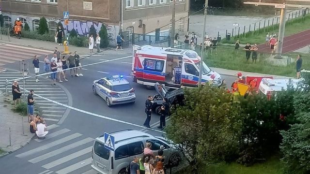 Wypadek na szczecińskim Niebuszewie. Do zdarzenia doszło skrzyżowaniu Ofiar Oświęcimia z Cyryla i Metodego.