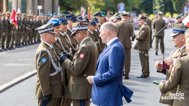 Defilada, Apel Pamięci i salwa honorowa - na szczecińskich Wałach Chrobrego trwają uroczystości z okazji Święta Wojska Polskiego.