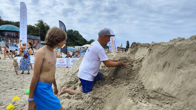 Na kołobrzeskiej plaży trwa budowa gigantycznego zamku z piasku. Za jego powstanie odpowiada znany lokalny twórca, który dziś może liczyć na wsparcie plażowiczów.