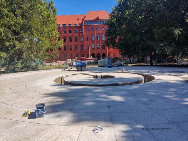 Przebudowa placu Batorego w Szczecinie na ostatnie prostej. Wykonana została już okładzina nowej fontanny z płyt granitowych. Realizowane są prace przy zagospodarowaniu terenu.