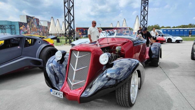 Kilkaset samochodów z różnych epok i regionów można oglądać w Kołobrzegu. Trwa Baltic DriveFly Festival.