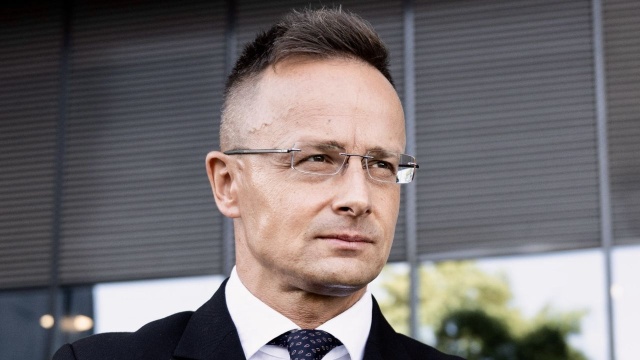 Węgierski minister spraw zagranicznych krytycznie odpowiedział na wątpliwości wielu europejskich państw co do węgierskiego programu wizowego. W programie ułatwiającym przyjazd na Węgry pracownikom znaleźli się również obywatele Rosji i Białorusi.