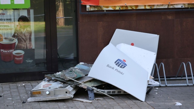 Wysadzili i okradli bankomat - policja poszukuje sprawców nocnego napadu w Kołobrzegu.