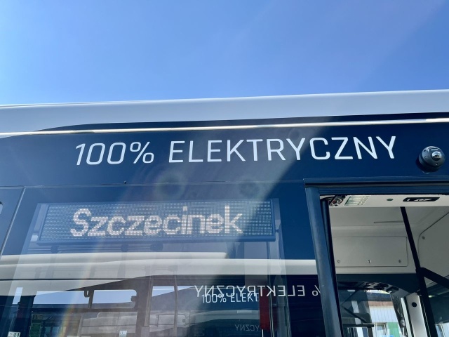 Na ulice Szczecinka wyjadą nowe autobusy. To pojazdy kultowej marki Ikarus, która powraca do Polski po latach przerwy. Pięć elektrycznych autobusów trafiło do Szczecinka.