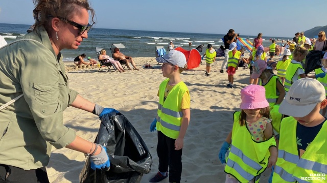 W Międzyzdrojach trwa wielka akcja sprzątania świata. 400 osób wyruszyło, by uprzątnąć śmieci kryjące się w piasku nadbałtyckiej plaży.