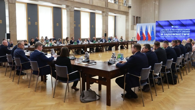 Odbudowa państwa prawa bez naruszania prawa jest być może najtrudniejszym procesem - mówił na spotkaniu ze środowiskiem prawniczym premier Donald Tusk.