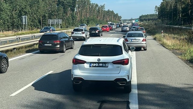 Kolizja na drodze ekspresowej S3. Na wysokości zjazdu na Kliniska w kierunku Goleniowa doszło do zderzenia kilku samochodów.