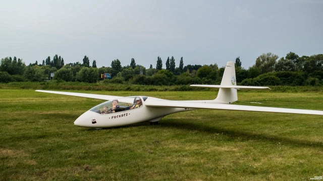 Stoiska z zabawkami, grill a nawet pokazy bokserskie - to wszystko czeka na odwiedzających piknik lotniczy Fly Day w Szczecińskim Aeroklubie. Jednak to właśnie podniebne atrakcje wybijają się na pierwszy plan.