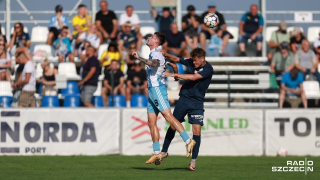 Piłkarze Świtu odnieśli trzecie zwycięstwo w 2. lidze. Szczecinianie pokonali u siebie Skrę Częstochowa 2:0 w 8. kolejce rozgrywek. Do przerwy po bramce Szymona Kapelusza Duma Północy prowadziła 1:0.