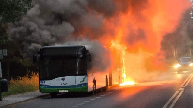 Autobus linii C zajął się ogniem na ulicy Przestrzennej w Szczecinie. Według informacji strażaków nikomu nic się nie stało.