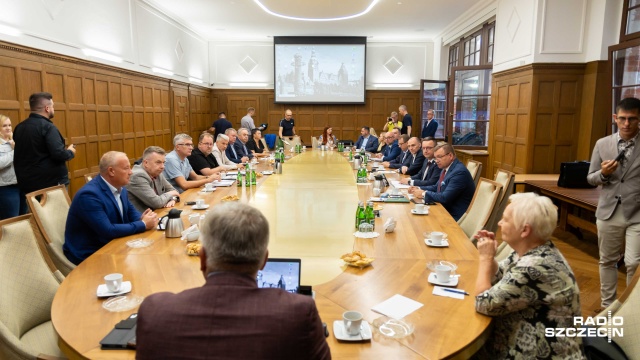 Chodzi o to żeby zainteresować Warszawę naszymi problemami - mówił Mieczysław Jurek, przewodniczący NSZZ Solidarność podczas spotkania z Zachodniopomorskim Zespołem Parlamentarnym.