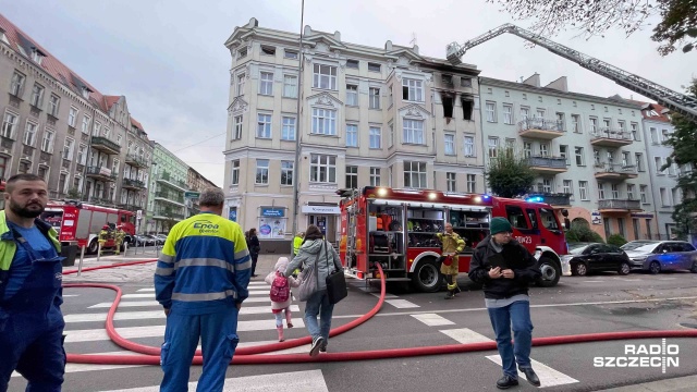 Jedna osoba zginęła w pożarze w centrum Szczecina. Ogień pojawił się przed godz. 6:00, w mieszkaniu na trzecim piętrze kamienicy przy al. Piastów. Trzeba było ewakuować 20 osób.