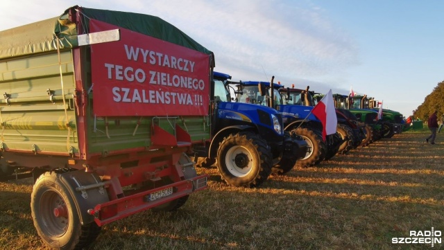 Blisko czterdzieści oflagowanych ciągników i maszyn rolniczych zjechało dziś do Barzkowic, ustawiając się w pobliżu głównej sceny targów rolnych.