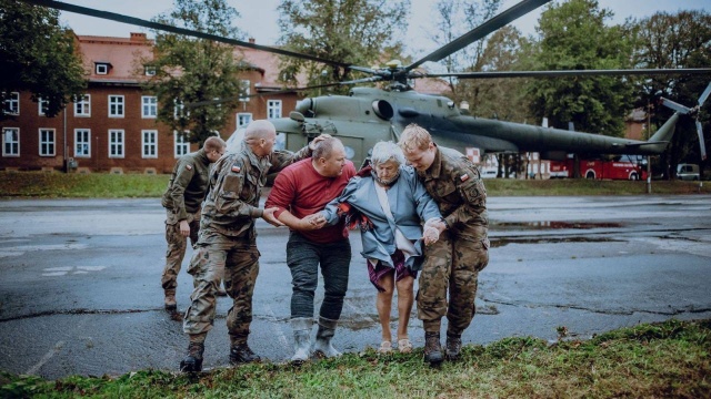 Nie ma możliwości dojazdu ciężkim sprzętem do Stronia Śląskiego. Na Dolnym Śląsku przechodzą fale powodziowe, które powodują zniszczenia w Kotlinie Kłodzkiej oraz na Opolszczyźnie, między innymi w Głuchołazach.