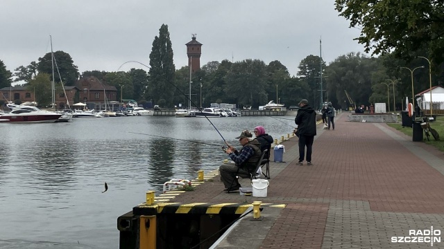 Dobra wędka, wygodne ubranie i cierpliwość - to wszystko czego trzeba, by wypad na ryby był udany. Nabrzeża w Świnoujściu są pełne amatorów wędkowania.