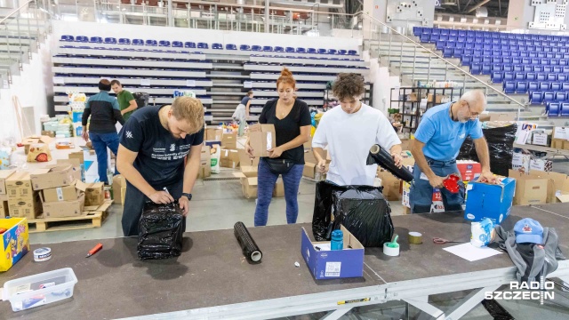 Szczecinianie od rana licznie odwiedzają miejskie centrum zbiórki darów dla powodzian w Netto Arenie przy ulicy Szafera.