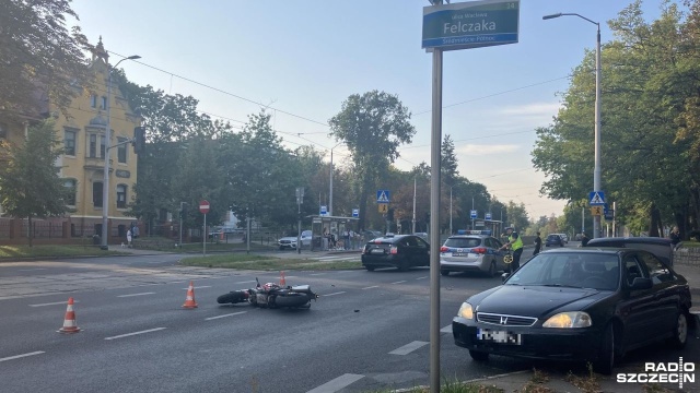 Na skrzyżowaniu z ulicą Felczaka doszło do zderzenia motocyklisty z samochodem osobowym.