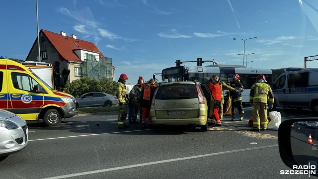 Do zdarzenia doszło na ulicy Struga. Zderzyły się ze sobą autobus i samochód osobowy. Jedna osoba jest zakleszczona w aucie.