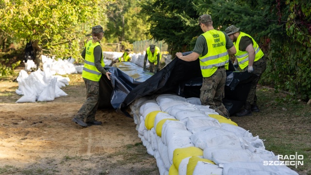 Wsie i miejscowości w powiecie gryfińskim przygotowują się na falę powodziową. Od kilku dni żołnierze Wojsk Obrony Terytorialnej pracują przy umacnianiu i budowie odcinków wałów przeciwpowodziowych m.in. we wsi Żabnica obok Gryfina.