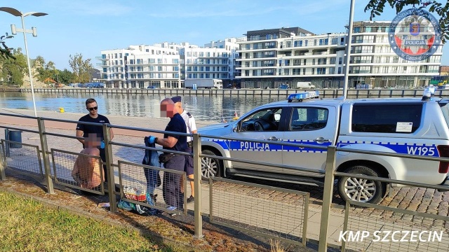 Mężczyzna zignorował zakaz pływania i ostrzeżenia o zagrożeniu związanym z sytuacją powodziową.