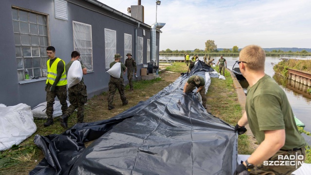 Terytorialsi z 14. Zachodniopomorskiej Brygady WOT działają przy wzmacnianiu wałów przeciwpowodziowych przy Odrze.