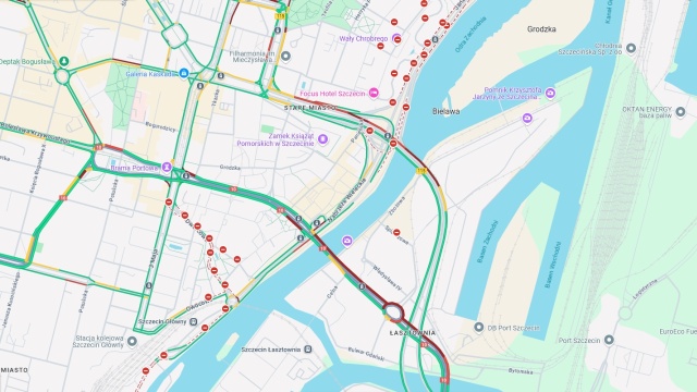 W dalszym ciągu w stolicy Pomorza Zachodniego mamy całkiem sporo utrudnień na drogach. Im bliżej lewego brzegu Odry, tym bardziej czerwono jest na zmotoryzowanej mapie Szczecina.