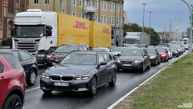 W dalszym ciągu w stolicy Pomorza Zachodniego mamy całkiem sporo utrudnień na drogach. Im bliżej lewego brzegu Odry, tym bardziej czerwono jest na zmotoryzowanej mapie Szczecina.