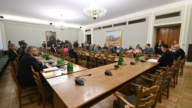 Sejm powołał komisję nadzwyczajną, która rozpoczęła już prace nad ustawami powodziowymi. W jej skład wchodzi 30 posłów. Przewodniczącym komisji został Mirosław Suchoń z Polski 2050 Szymona Hołowni.