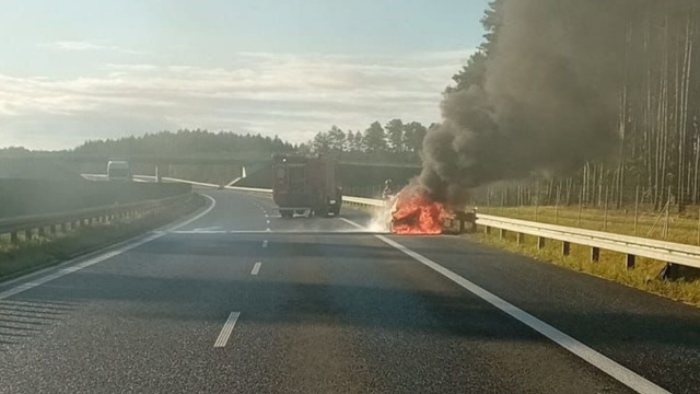 Pożar osobówki na drodze S3.