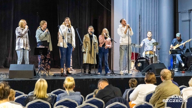 Koncerty chóralne, występy solowe, pokazy taneczne i teatralne - ponad 200 młodych artystów wystąpiło na scenie, aby zebrać fundusze dla Centrum Opieki nad Dzieckiem i wychowanków Młodzieżowego Ośrodka Socjoterapii nr 2 w Szczecinie.