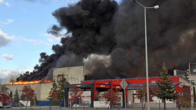 Rządowe Centrum Bezpieczeństwa apeluje, by nie zbliżać się do miejsca pożaru składowiska odpadów w Piotrkowie Trybunalskim na mniej niż pół kilometra. Okolicznych mieszkańców prosi też o zamknięcie okien.