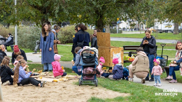 Wędrujące pudło z zabawkami dla dzieci odwiedziło szczecińskie Śródmieście. Drewniana skrzynia na kółkach po raz piąty wyjechała na ulice miasta.