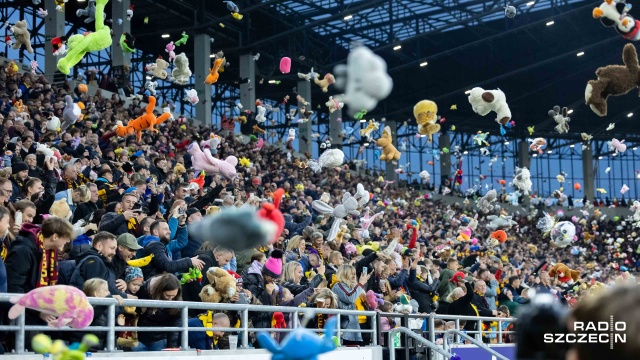 Liczenie pluszaków trwało kilka dni, ale teraz już wszystko jest jasne. Na murawę stadionu Pogoni Szczecin poleciało w niedzielę ponad 112 tysięcy maskotek.