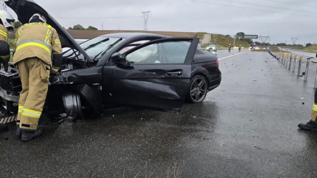 Wypadek na S6 na wysokości Sianowa. Auto uderzyło w bariery energochłonne.