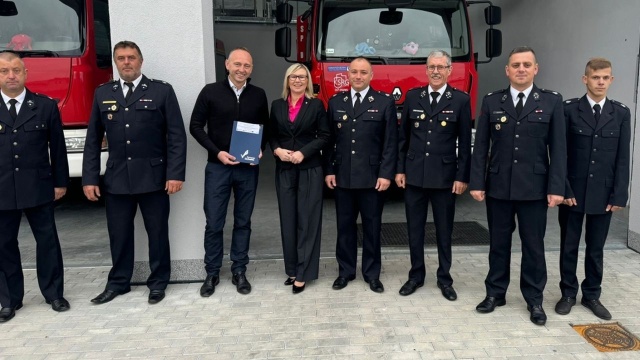 Strażacy-ochotnicy z Dygowa mają do dyspozycji nowy, ciężki samochód ratowniczo-gaśniczy. Takiego wyposażenia brakowało im od dawna.