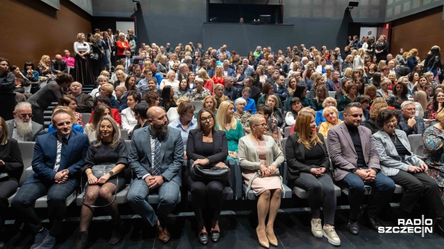 260 pedagogów ze szczecińskich placówek z Nagrodą Prezydenta Miasta Szczecina. Wyróżnienia otrzymali podczas uroczystości w Teatrze Lalek Pleciuga z okazji Dnia Edukacji Narodowej.