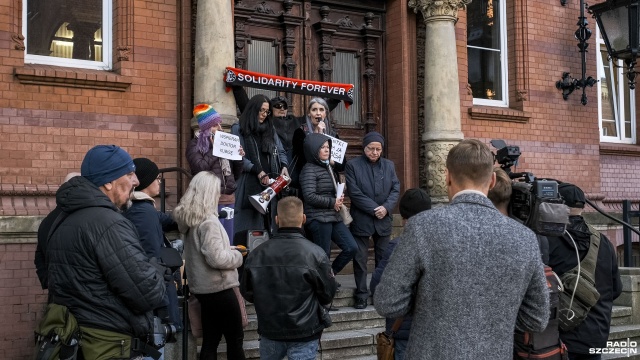 Przed Sądem Okręgowym w Szczecinie trwa protest w obronie doktor Marii Kubisy. Ginekolożka oskarżona jest o pomocnictwo w przerywaniu ciąży.