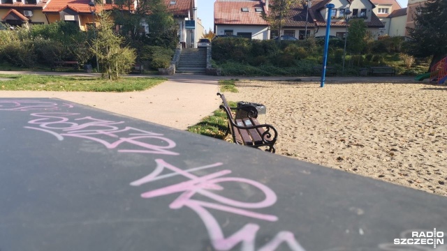 Podpalony szalet i huśtawka w rzece... Wandale grasują w Stargardzie [ZDJĘCIA]