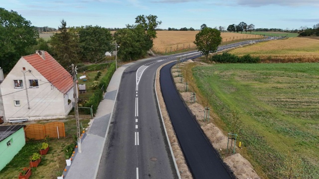 Kończy się budowa nowej trasy rowerowej wzdłuż drogi wojewódzkiej nr 125 na odcinku Cedynia - Radostów - Golice. 3,5-kilometrowy odcinek powinien być gotowy w listopadzie. Koszt prac to prawie 4 miliony złotych.