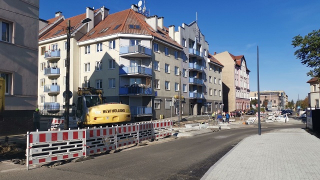 Kierowcy nie pojadą wcześniej przebudowaną ulicą Kochanowskiego w Stargardzie. Trwająca blisko rok przebudowa formalnie ma zakończyć się w połowie listopada.