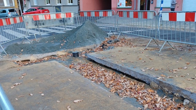 Remont przy szczecińskiej Floating Arenie i kolejne utrudnienia dla kierowców. Zakład Wodociągów i Kanalizacji w Szczecinie wymienia rury na ulicy Niedziałkowskiego - tuż przy skrzyżowaniu z ulicą Unisławy.