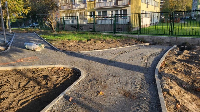 Wytyczono już ścieżki i postawiono betonowe bloki, które będą pełnić funkcję siedziska oraz rozpoczęto sadzenie roślin.
