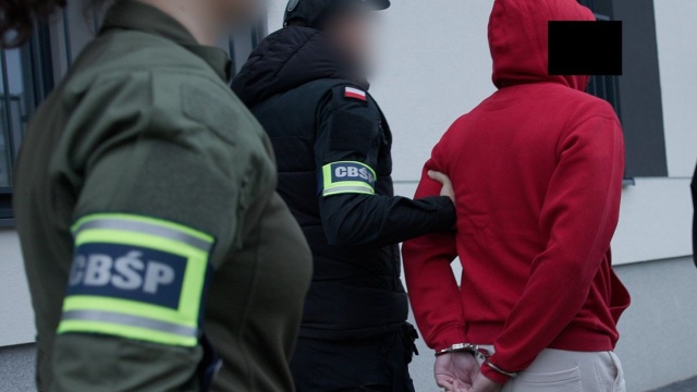 Centralne Biuro Śledcze Policji przy współpracy niemieckich służb zatrzymało szefów mafii wnuczkowej. W ręce funkcjonariuszy wpadło osiem podejrzanych osób. Mają odpowiadać za kierowanie szajką, która wykonała łącznie 14 tysięcy połączeń telefonicznych do ofiar oszustw metodą na wnuczka.