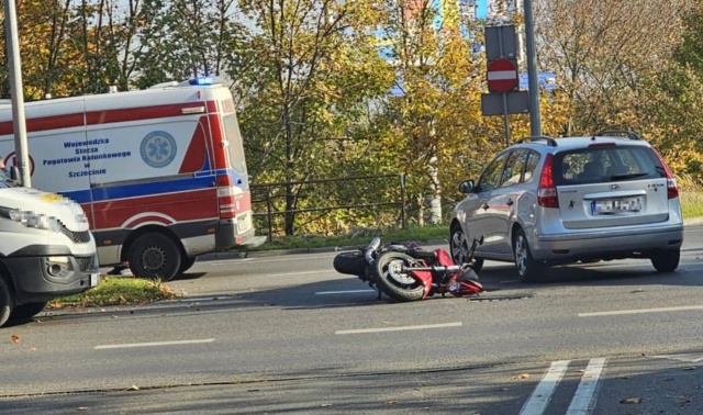 Na skrzyżowaniu ulic Ostrowskiej z Bogumińską doszło do zderzenia motocykla z samochodem osobowym. Poszkodowany jest motocyklista.