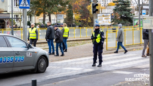 Cmentarz Centralny. Korki na ulicach dojazdowych