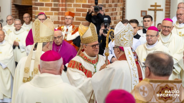 Wydaje się, że to najlepszy program budowania wspólnoty Kościoła, aby pomimo przeszkód i trudności zachowywać jedność, ale w centrum zawsze stawiać żywą wiarę, Eucharystię, modlitwę - mówił w homilii abp Wiesław Śmigiel.