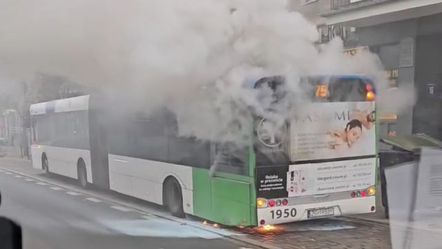 Po godzinie 8 na ulicy Krzywoustego w Szczecinie doszło do pożaru autobusu komunikacji miejskiej.