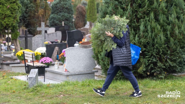 Policja apeluje, by uważać na złodziei na cmentarzach, dla których miejsca spotkań tłumów stanowią idealną okazje do kradzieży.