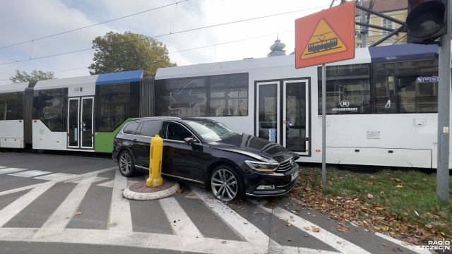 Osobówka zderzyła się z tramwajem na placu Grunwaldzkim w Szczecinie.